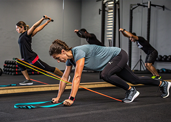 تمرینات استقامتی با کش‌های ورزشی: تنوع حرکات برای تقویت کل بدن